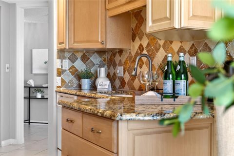 Condo in Gulfport, Florida, 2 bedrooms № 2113535 - photo 10