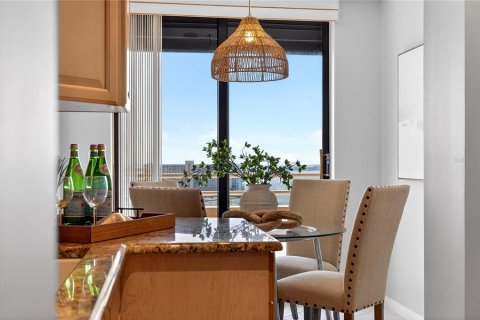 Condo in Gulfport, Florida, 2 bedrooms № 2113535 - photo 5