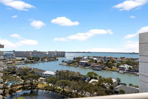 Condo in Gulfport, Florida, 2 bedrooms № 2113535 - photo 24
