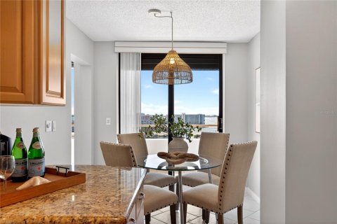 Condo in Gulfport, Florida, 2 bedrooms № 2113535 - photo 13