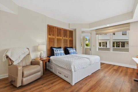 Condo in Sarasota, Florida, 4 bedrooms № 2203415 - photo 24