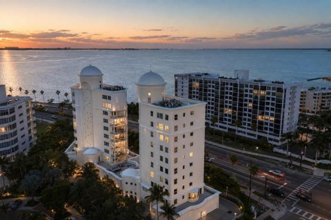 Condo in Sarasota, Florida, 4 bedrooms № 2203415 - photo 2