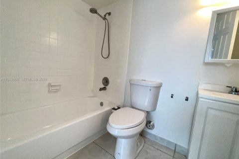 Condominio en alquiler en Miami, Florida, 2 dormitorios, 86.86 m2 № 2075913 - foto 4