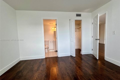 Condominio en alquiler en Miami, Florida, 2 dormitorios, 86.86 m2 № 2075913 - foto 3