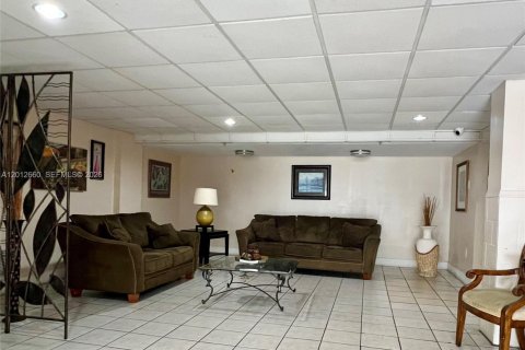 Condominio en alquiler en Miami, Florida, 2 dormitorios, 86.86 m2 № 2075913 - foto 7