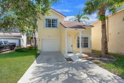 House in Boynton Beach, Florida 3 bedrooms, 159.42 sq.m. № 2265355
