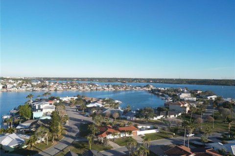 House in North Redington Beach, Florida 3 bedrooms, 167.22 sq.m. № 1540572 - photo 5