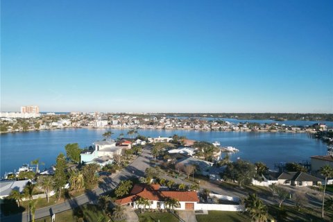 House in North Redington Beach, Florida 3 bedrooms, 167.22 sq.m. № 1540572 - photo 1
