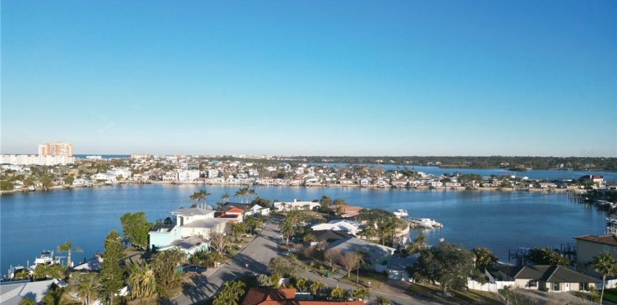 House in North Redington Beach, Florida 3 bedrooms, 167.22 sq.m. № 1540572