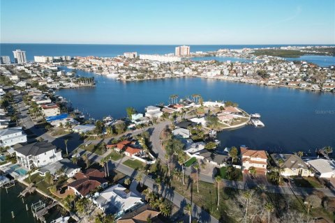 House in North Redington Beach, Florida 3 bedrooms, 167.22 sq.m. № 1540572 - photo 6
