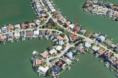 House in North Redington Beach, Florida 3 bedrooms, 167.22 sq.m. № 1540572 - photo 8