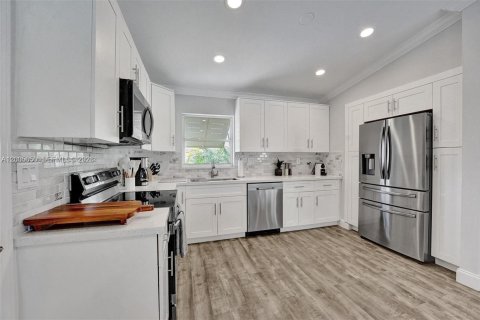 House in Delray Beach, Florida 2 bedrooms, 160.63 sq.m. № 2069651 - photo 8