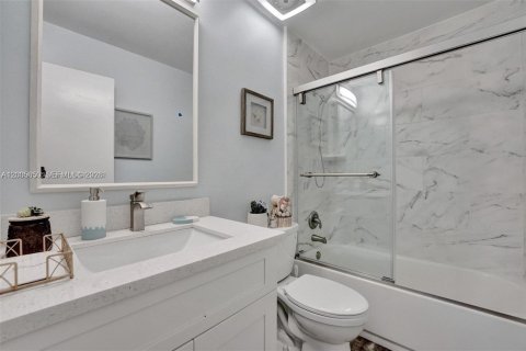 House in Delray Beach, Florida 2 bedrooms, 160.63 sq.m. № 2069651 - photo 18