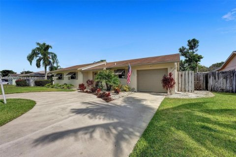 House in Delray Beach, Florida 2 bedrooms, 160.63 sq.m. № 2069651