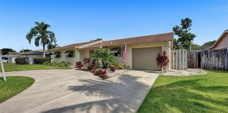 House in Delray Beach, Florida 2 bedrooms, 160.63 sq.m. № 2069651