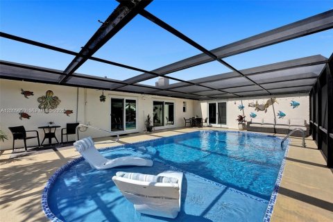 House in Delray Beach, Florida 2 bedrooms, 160.63 sq.m. № 2069651 - photo 25