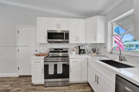 House in Delray Beach, Florida 2 bedrooms, 160.63 sq.m. № 2069651 - photo 7