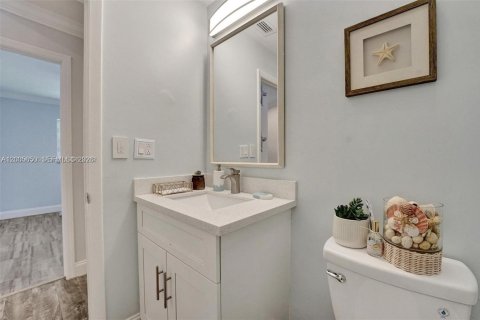 House in Delray Beach, Florida 2 bedrooms, 160.63 sq.m. № 2069651 - photo 22