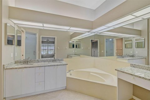 House in Sarasota, Florida 2 bedrooms, 146.51 sq.m. № 1556864 - photo 24