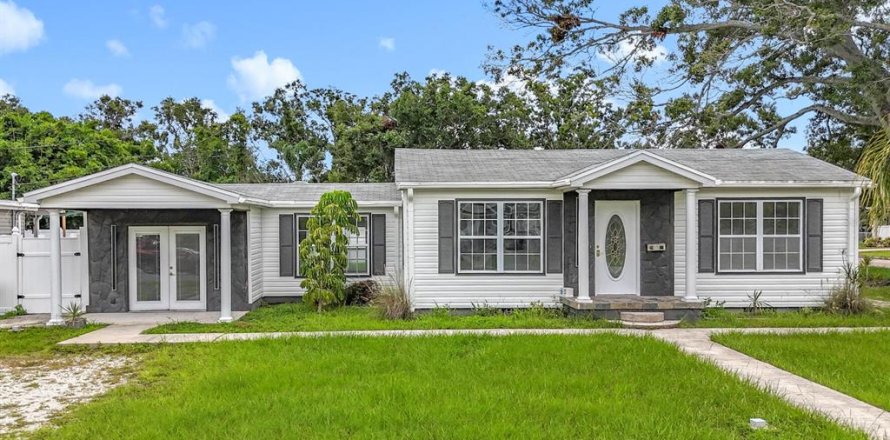 House in Saint Petersburg, Florida 3 bedrooms, 128.21 sq.m. № 1913989