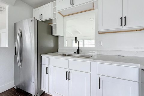 House in Saint Petersburg, Florida 3 bedrooms, 128.21 sq.m. № 1913989 - photo 12