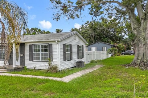 House in Saint Petersburg, Florida 3 bedrooms, 128.21 sq.m. № 1913989 - photo 2