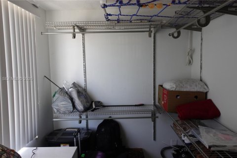 Купить виллу или дом в Майами-Гарденс, Флорида 4 спальни, 113.71м2, № 2026806 - фото 8