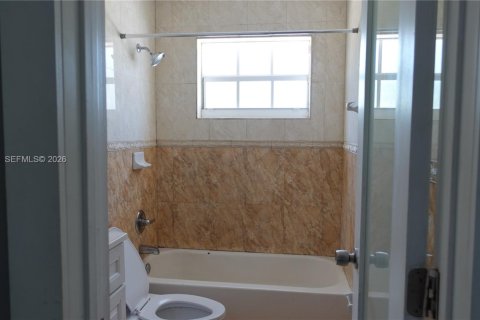 Купить виллу или дом в Майами-Гарденс, Флорида 4 спальни, 113.71м2, № 2026806 - фото 13