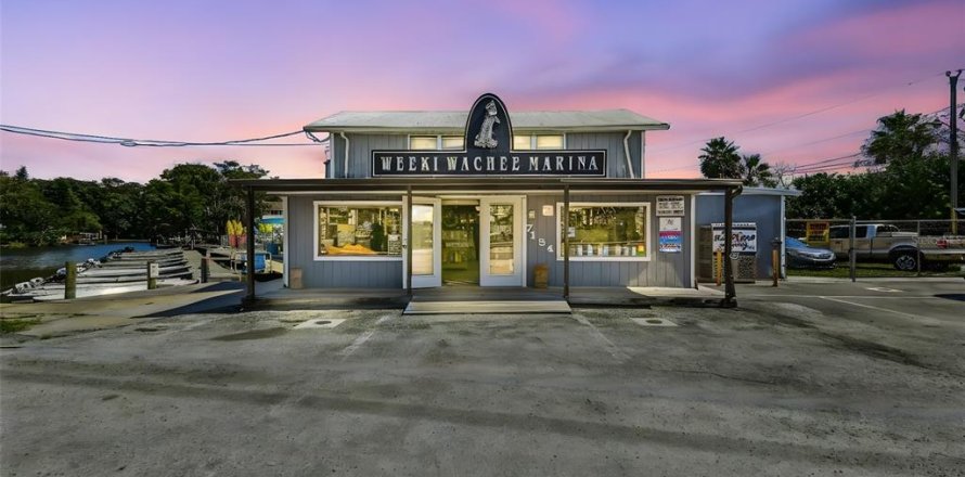 Propiedad comercial en Weeki Wachee, Florida № 2123622