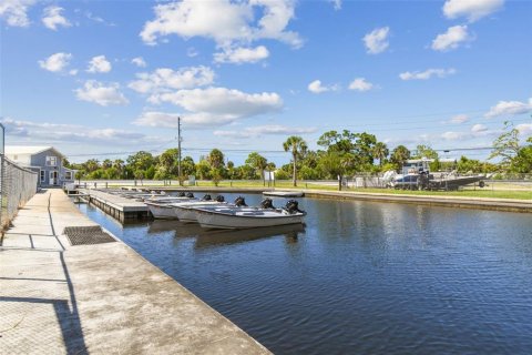 Propiedad comercial en venta en Weeki Wachee, Florida № 2123622 - foto 25