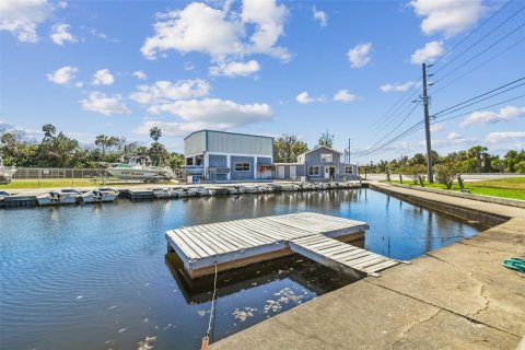 Propiedad comercial en venta en Weeki Wachee, Florida № 2123622 - foto 24