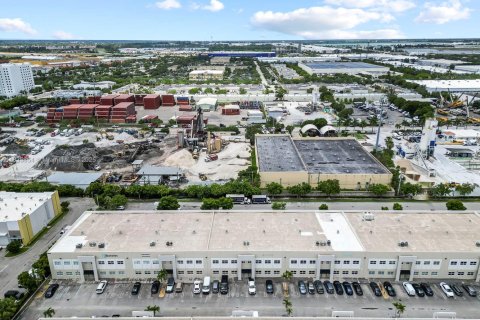 Commercial property in Sweetwater, Florida № 1935699 - photo 2