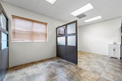 Commercial property in Sweetwater, Florida № 1935699 - photo 14