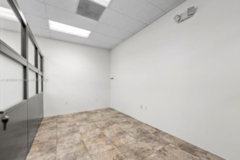 Commercial property in Sweetwater, Florida № 1935699 - photo 17