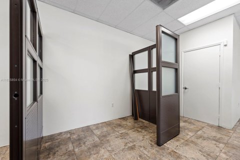 Commercial property in Sweetwater, Florida № 1935699 - photo 16