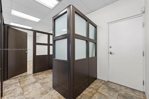 Commercial property in Sweetwater, Florida № 1935699 - photo 11