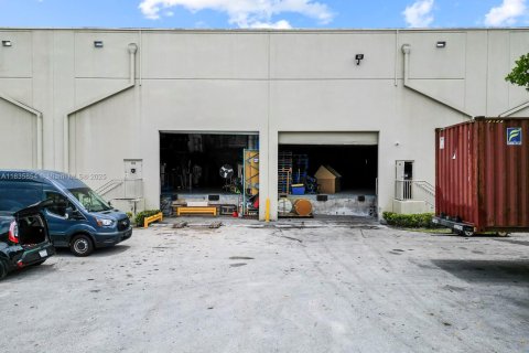 Commercial property in Sweetwater, Florida № 1935699 - photo 27