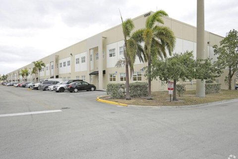 Commercial property in Sweetwater, Florida № 1935699