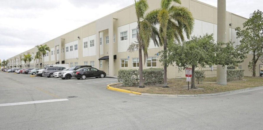 Commercial property in Sweetwater, Florida № 1935699