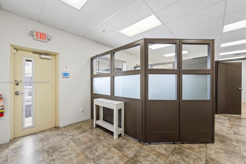 Commercial property in Sweetwater, Florida № 1935699 - photo 10