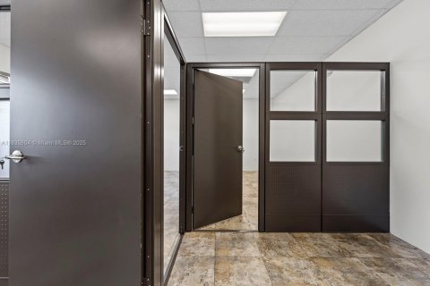 Commercial property in Sweetwater, Florida № 1935699 - photo 12