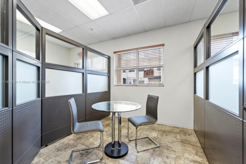 Commercial property in Sweetwater, Florida № 1935699 - photo 13