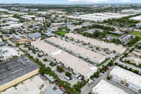 Commercial property in Sweetwater, Florida № 1935699 - photo 4