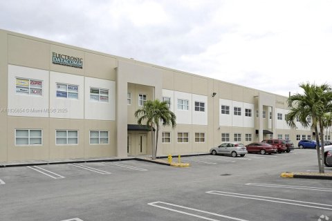 Commercial property in Sweetwater, Florida № 1935699 - photo 23