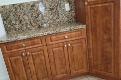 House in Miami, Florida 2 bedrooms, 63.17 sq.m. № 1970369 - photo 15