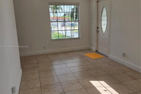 House in Miami, Florida 2 bedrooms, 63.17 sq.m. № 1970369 - photo 9