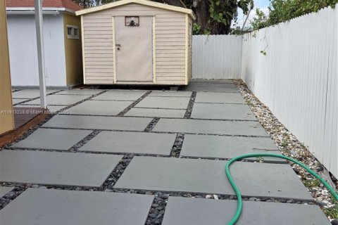 House in Miami, Florida 2 bedrooms, 63.17 sq.m. № 1970369 - photo 24