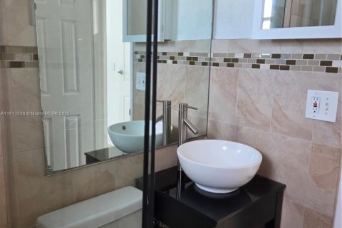 House in Miami, Florida 2 bedrooms, 63.17 sq.m. № 1970369 - photo 13