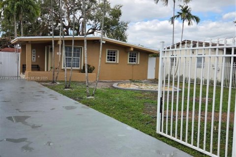 House in Miami, Florida 2 bedrooms, 63.17 sq.m. № 1970369 - photo 1