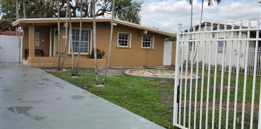 House in Miami, Florida 2 bedrooms, 63.17 sq.m. № 1970369